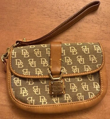 Hermosa muñeca sin asas Baguette de lona marrón Dooney & Bourke 1975 Foto 1 de 4