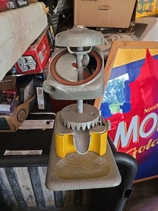 Máquina Gumball Perk-Up vintage de 1940 que funciona con monedas para piezas - Imagen 1 de 9