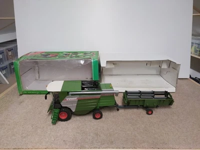 Fendt Combined Harvester, Siku 4250 Boxed, Missing 2 Small Stripper Fingers - Image 1 of 4