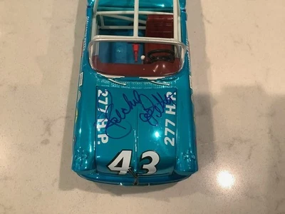 Oldsmobile 1957 autografiado Richard Petty convertible azul cromado fundido a presión y tarjeta Foto 1 de 4