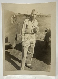 Soldado de la Segunda Guerra Mundial con tubo al lado del coche, de pie con confianza, foto original de la Segunda Guerra Mundial 4x3 - Imagen 1 de 1