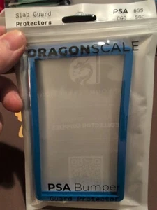 Protector de parachoques DragonScale color azul PSA, CGC, SGC, BGS - Imagen 1 de 4