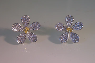 Aretes margarita circonita cúbica chapados en rodio Eliot Danori Foto 1 de 2