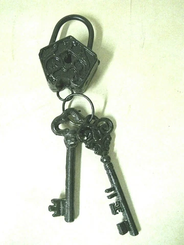 Novelty Art Deco Cast Iron Lock & Skeleton Keys Medieval Halloween Costume Decor Cover