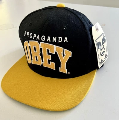 Boné OBEY (Novo) Ajustável Snap Back Preto $ Amarelo Propaganda Soletrar Logotipo - Imagem 1 de 4