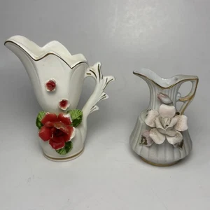 Lot 2 Vintage kleiner Porzellan Biskuit Krug Milchkännchen 3D Blumendekor Japan LESEN - Bild 1 von 6