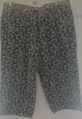 Women's White Stag Floral Capri Pants Size 14 Black White floral - Image 1 of 3