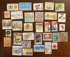 Lotto francobolli Singapore (32 diversi usati) incl #6, 338, 345, 366, 454 - Foto 1 di 1