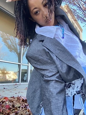 Blazer gris vintage rediseñado con denim y parches transparentes - chaqueta artística única en su tipo Foto 1 de 4