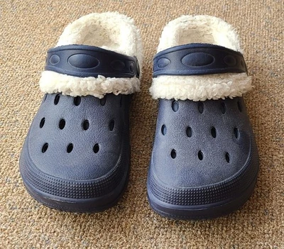 Crocs-ähnliche Hausschuhe, gefüttert, Größe 33, Farbe blau, mit Riemen für Ferse - Bild 1 von 4