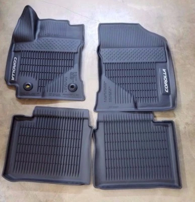 Juego de alfombrillas de goma negras para todo tipo de clima Toyota Corolla Hatchback 2019  Foto 1 de 4