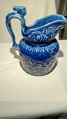 Jarra Arthur Wood azul con mango de caballo en relieve hecha en Inglaterra años 20 Foto 1 de 4