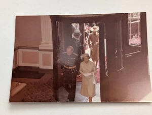 1983 Queen Elizabeth II in Scotland – Original Vintage Photograph 13x9cm - Bild 1 von 2