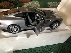 ASTON Martin V 12 VANQUISH 007 Bond Car - Color SILVER - Scale 1:12 - Kyosho - Picture 1 of 8
