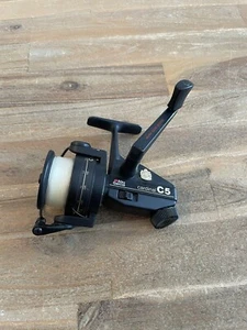 Carrete de pesca giratorio sistema de engranaje helicoidal Cardinal C5 Abu Garcia de colección ¡MUY BONITO! - Imagen 1 de 10