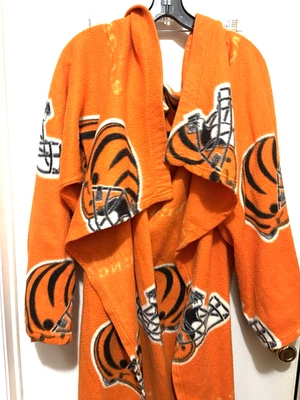 Capacetes de futebol multicoloridos Cincinnati Bengals cobertor com mangas OSFM - Imagem 1 de 4