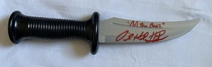 "CUCHILLO DE UTILERÍA DE PLÁSTICO ATERRADOR FIRMADO POR DAVID HOWARD THORNTON 11"" - ART THE CLOWN" - Imagen 1 de 1