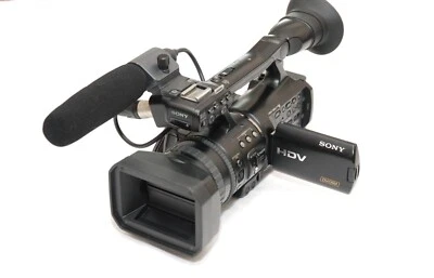 Sony HVR-V1E PAL HDV1080i DV Cam MINI DV HIGH DEFINITION Camcorder blackWITH BAG - Image 1 of 4