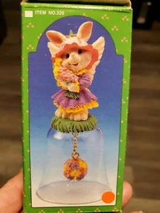 Campana de vidrio transparente conejo de Pascua 1994 de colección con timbre de flores de primavera tan linda - Imagen 1 de 12