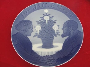 1912 ROYAL COPENHAGEN CHRISTMAS OLD PLATE OLD COUPLE - Picture 1 of 2