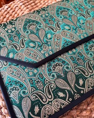 Emerald Elegance Custodia Laptop con Motivo Paisley, Verde Smeraldo e Argento - Immagine 1 di 4