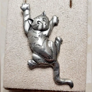 VINTAGE JJ 1988 CAT BROOCH LARGE FIGURAL CLIMBING CAT PIN PEWTER SIGNED - Picture 1 of 8