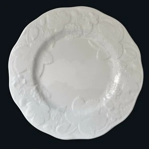 Wedgwood "Strawberry & Vine" Salad Plate(s) - 22.5cm diameter - LIKE NEW - Picture 1 of 9