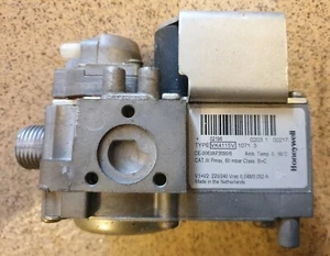 Honeywell VK4115V 1071 3 used gas valve vk4115v10713 - Picture 1 of 2