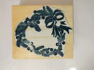 Sello de goma montaje en madera 3,5" x 4" corona de Navidad acebo bayas cinta arco  - Imagen 1 de 2