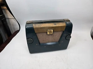motorola 61L1 portable tube radio - Picture 1 of 5