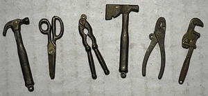Juego de 6 dijes de herramientas miniatura de latón vintage de 6 martillos, llaves, alicates, tijeras - Imagen 1 de 7