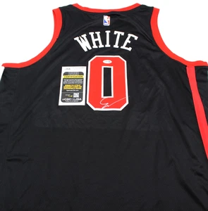 Coby White signiertes Chicago Bulls brandneu schwarz XL Trikot mit JSA COA CJ83229 - Bild 1 von 3