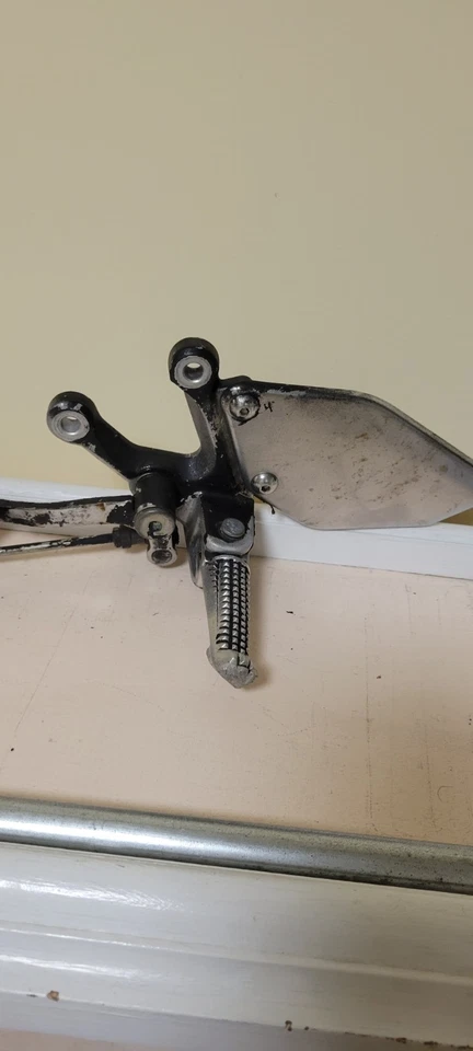 15-24 Yamaha YZF R3 estriba izquierda y soporte con palanca de cambios OEM montaje completo Foto 1 de 3