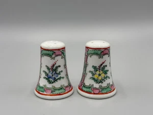 Pair of Vintage Chinese Famille Rose Porcelain salt and pepper shakers 2 1/2'' - Picture 1 of 5