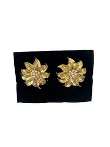 Avon floral pearlesque clip earrings Flowers Gold tone 1999 - Picture 1 of 5