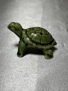 "Estatuilla miniatura vintage de cerámica brillante tortuga verde 2""" - Imagen 1 de 8