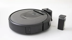 iRobot i715840 Roomba i7 Roboterstaubsauger Polycarbonate Schwarz Silber - Bild 1 von 1