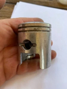 Pistón Suzuki 12110-26101 TS TM 75 1974-77 sin equipamiento. Parece ser nuevo. - Imagen 1 de 4