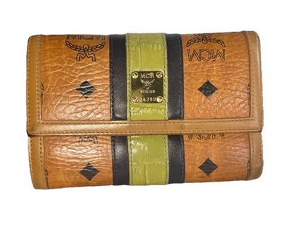 Cartera MCM Visetos triple pliegue en piel coñac con rayas negras y verdes lima. Foto 1 de 4