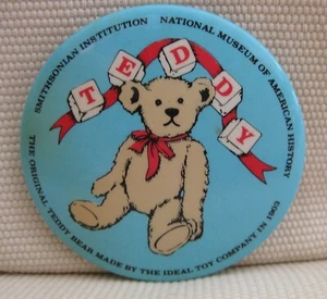 VINTAGE 1980s - SMITHSONIAN MUSEUM AMERICAN HISTORY - TEDDY BEAR BUTTON / PIN - Picture 1 of 5