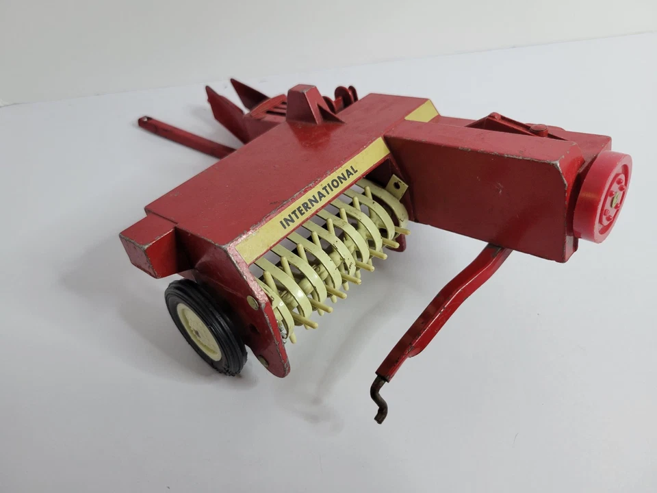 1/16 Ertl  International Harvester Hay Baler Red Tractor Implement Vintage - Image 1 of 4