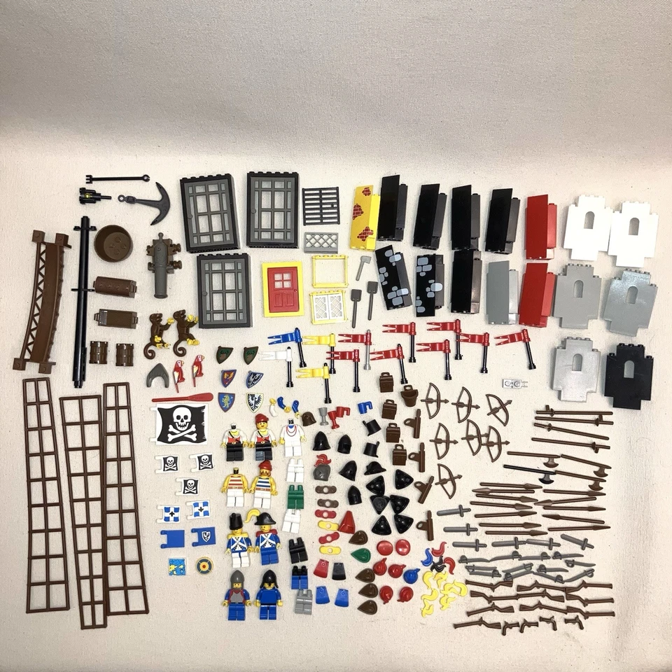 Vintage Lego Minifigure Castle Knights & Pirates Accessories & Parts Mixed Lot - Image 1 of 4