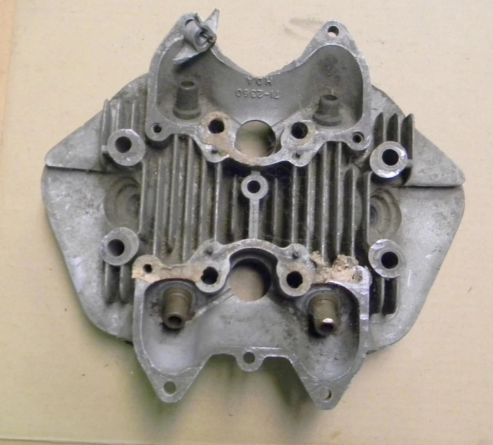 TRIUMPH 650 BONNEVILLE 1971 PRINCIPIOS 1972 CULATA PARA REPARACIÓN Foto 1 de 1