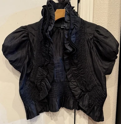 Chaqueta Bolero Charlotte Russe Negra Cuello Alto Volantes Mangas Abullonadas Pequeña Foto 1 de 3