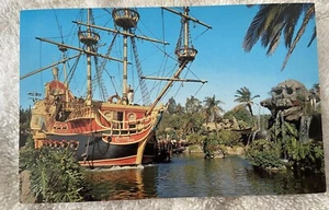 DISNEYLAND Walt Disney PIRATE SHIP Vintage Postcard - Imagen 1 de 2