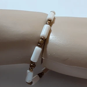 Pulsera elástica con cuentas tono oro crema elegantes piedras naturales - Imagen 1 de 2