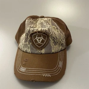 Gorra de béisbol Ariat con correa trasera marrón envejecido para mujer con superposición de encaje - Imagen 1 de 6