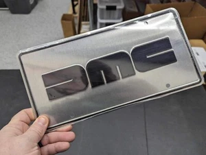 DMC DeLorean Aluminium geprägtes Händler Nummernschild 1981 DeLorean BRANDNEU! - Bild 1 von 1