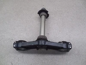 1997 Kawasaki Ninja ZX6R ZX600F STEERING STEM FORK CLAMP YOKE LOWER TRIPLE TREE - Picture 1 of 4
