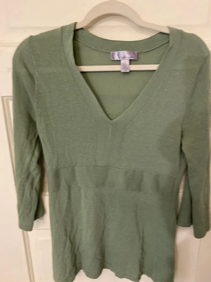 Women’s NINE&CO By Nine West Med Moss Green 3/4 Sleeve VNeck Shirt - Imagem 1 de 4